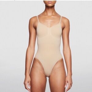 SKIMS Bodysuit Seamless Sculpt Brief
Bodysuit Sand Nude Small / Medium